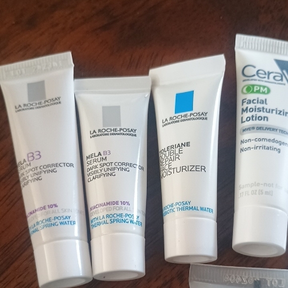 La Roche-Posay Skincare Set with Cosmetic Bag - Picture 2 of 6